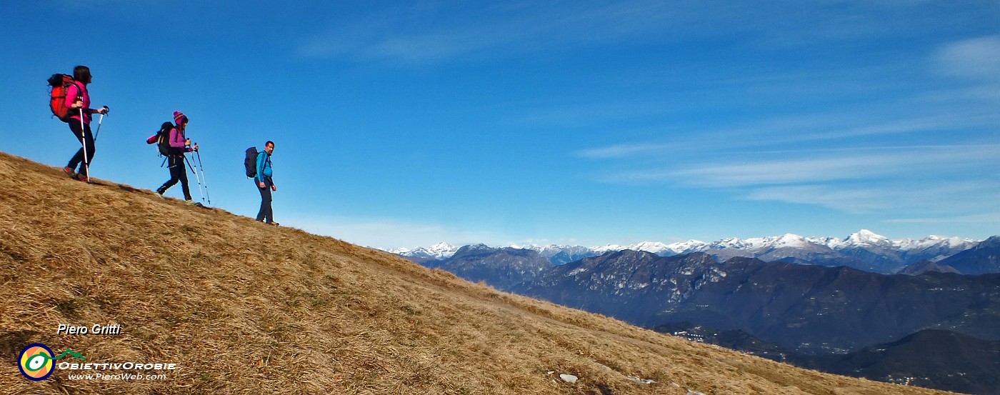 70 Scendiamo seguendo la linea di cresta .JPG